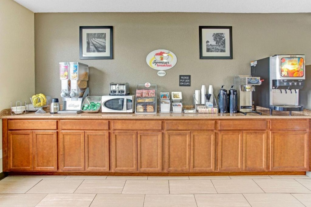 Super 8 by Wyndham Gurnee Image 12