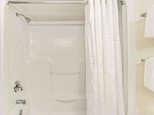 Super 8 by Wyndham Gurnee image 6