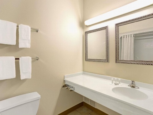 Super 8 by Wyndham Gurnee image 7