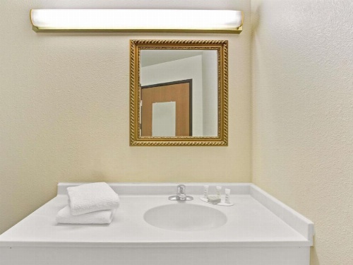 Super 8 by Wyndham Gurnee image 8