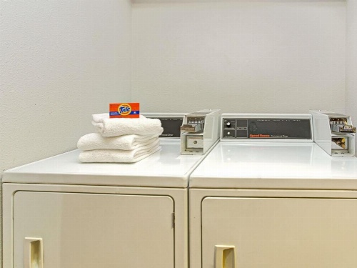 Super 8 by Wyndham Gurnee image 9